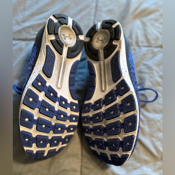 Size 9 Under Armor running shoes - Picture 3 of 4